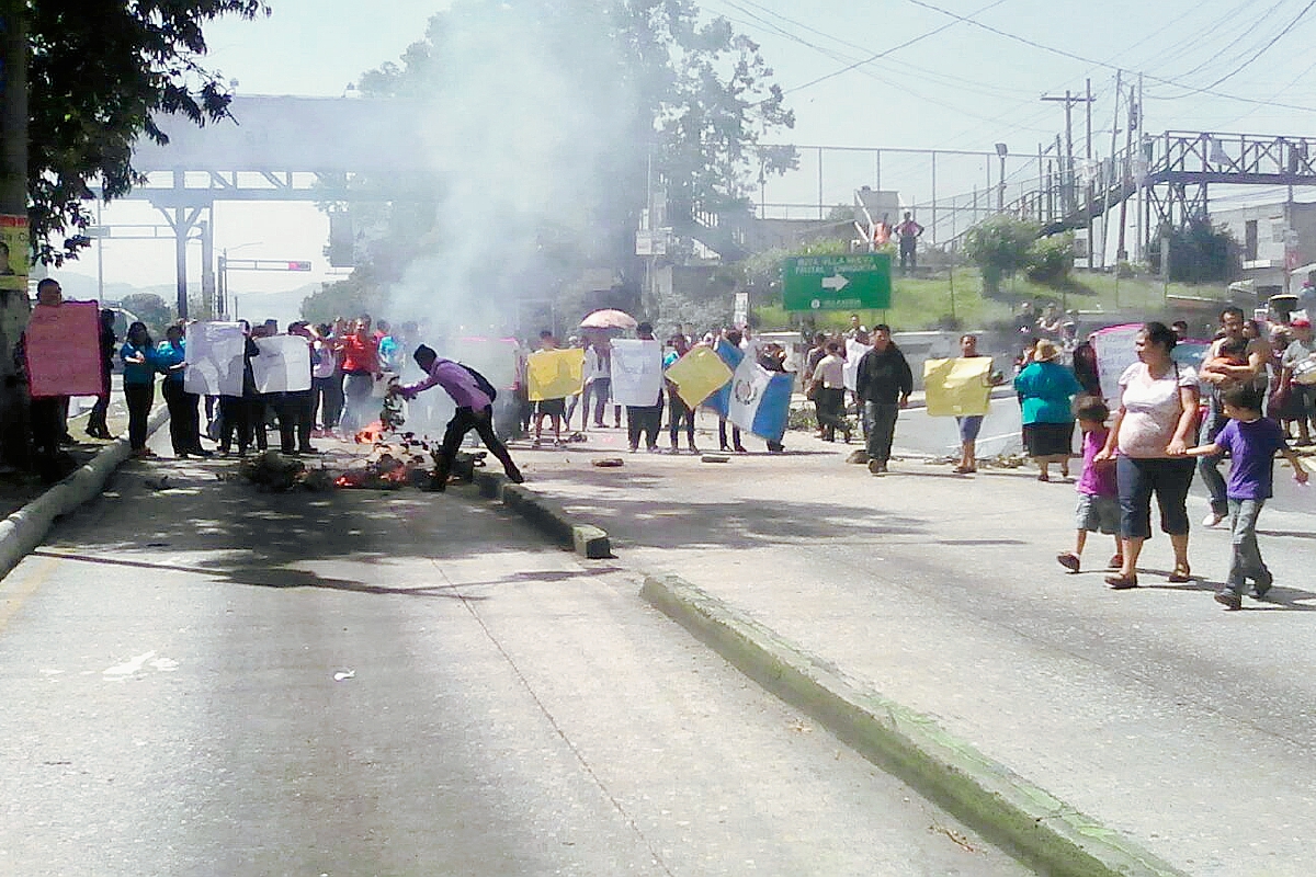 Manifestantes bloquean paso en el ingreso al Cenma. (Foto Prensa Libre).