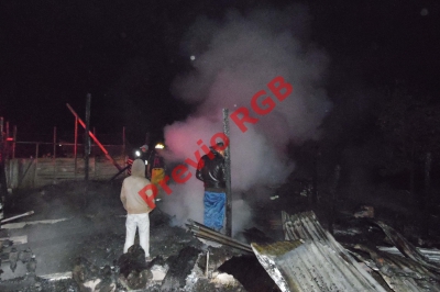 Socorristas sofocan llamas que destruyeron una carpintería en Tecpán Guatemala, Chimaltenango. (Foto Prensa Libre: José Rosales)