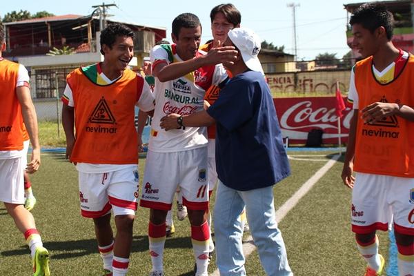Los jugadores de Malacateco festejan el segundo gol frente a Municipal. (Foto Prensa Libre: Aroldo Marroquín)<br _mce_bogus="1"/>