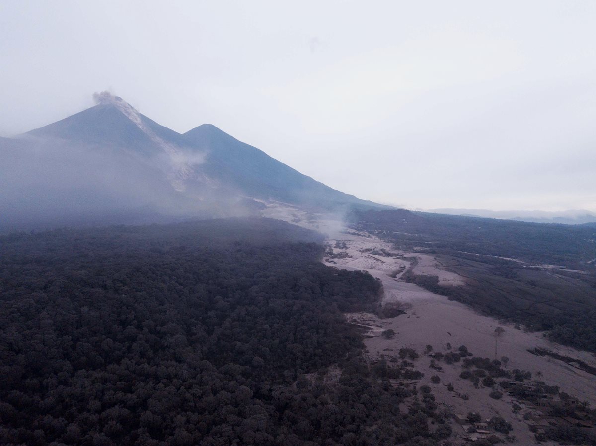 Vista aérea del Caserío San Miguel Los Lotes un día después de la erupción del volcán de Fuego. (Foto Prensa Libre:EFE).