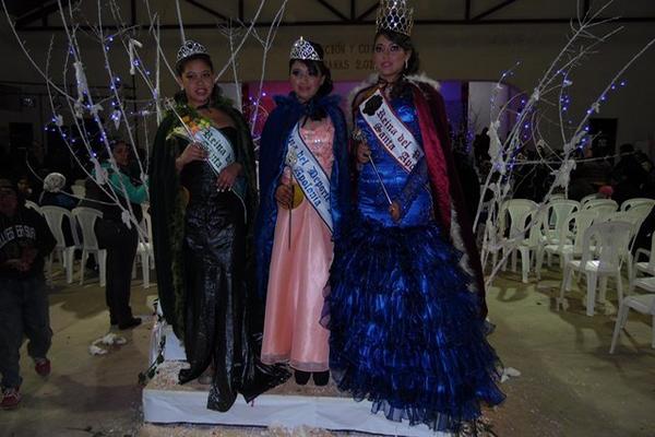 Marlen Julieta Céliz Pinzón, Reina del Pueblo de Santa Apolonia -a la derecha-,  junto a las otras dos soberanas electas. (Foto Prensa Libre: José Rosales)