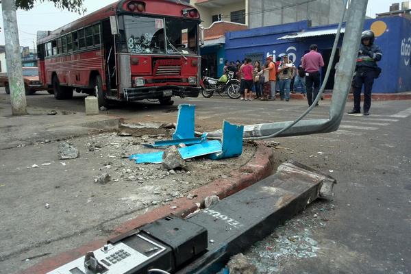 El piloto evitó el ataque y chocó el autobús contra una cabina de teléfono. (Foto Prensa Libre: E. Paredes)