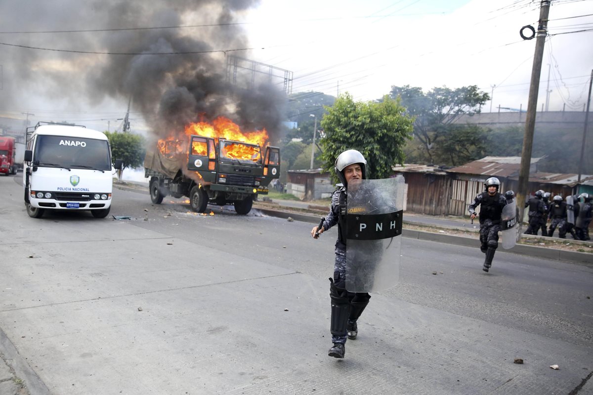 Un camión militar arde durante las protestas opositoras en Honduras. (Foto Prensa Libre: EFE)