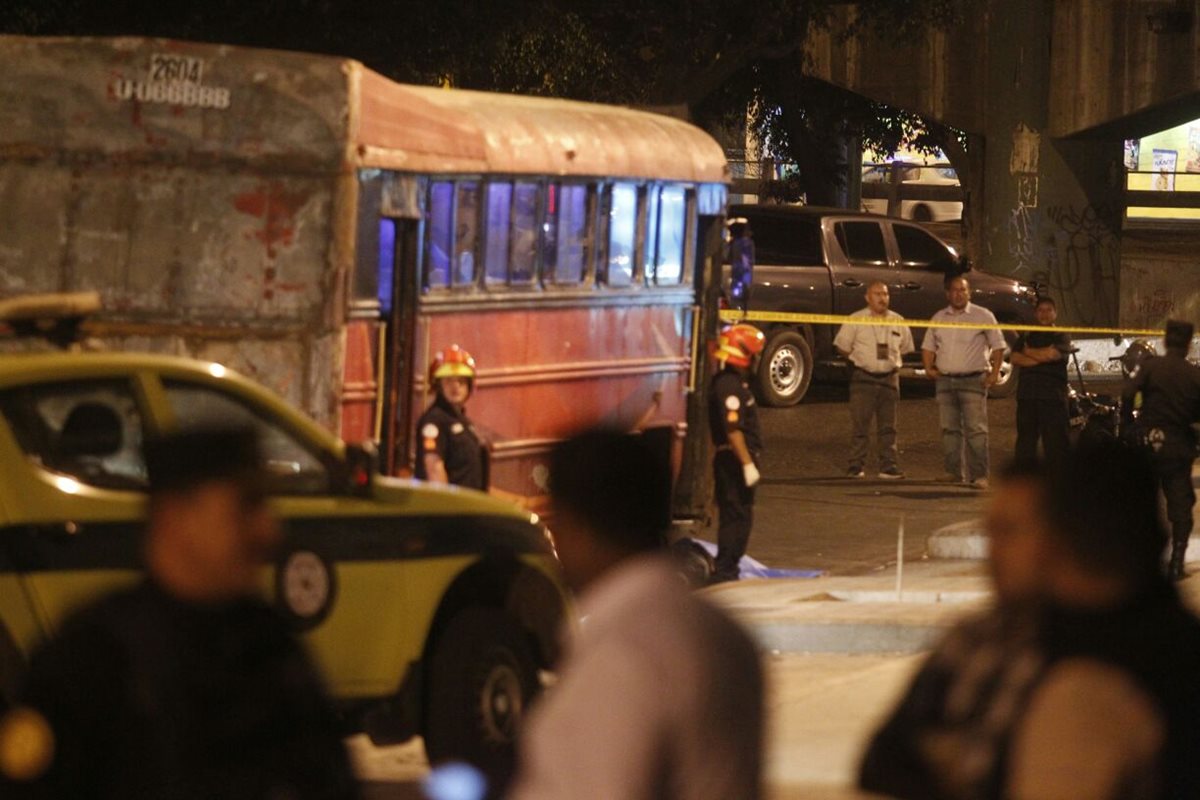 El bus se dirigía de La Terminal hacia El Milagro, zona 6 de Mixco. Foto Prensa Libre: Carlos Hernández.