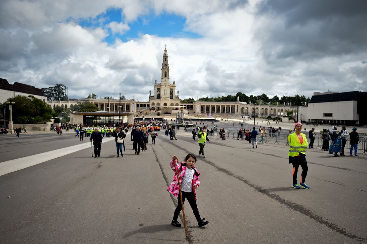 Peregrinos comienzan a arribar al santuarios de Fátima. (Foto Prensa Libre: AFP)