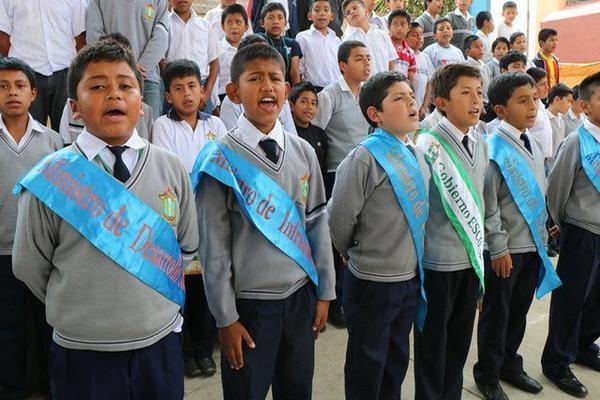Estudiantes del gobierno escolar de la escuela Salvador de Oliva entonan el himno nacional durante la entrega de la orden en grado de Gran Cruz. (Foto Prensa Libre: Eduardo Sam)  <br _mce_bogus="1"/>