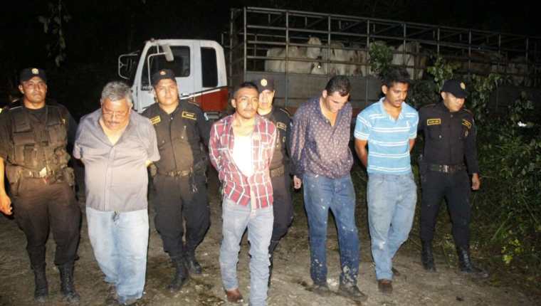 Presuntos cuatreros fueron capturados la noche del martes en San Miguel, Flores. (Foto Prensa Libre: Rigoberto Escobar)