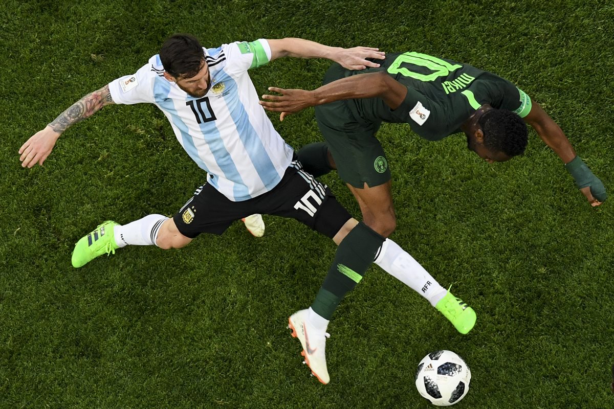 John Obi Mikel disputa el balón con Lionel Messi en una acción del partido entre gauchos y africanos en la última jornada de la fase de grupos de Rusia 2018. (Foto Prensa Libre: AFP)
