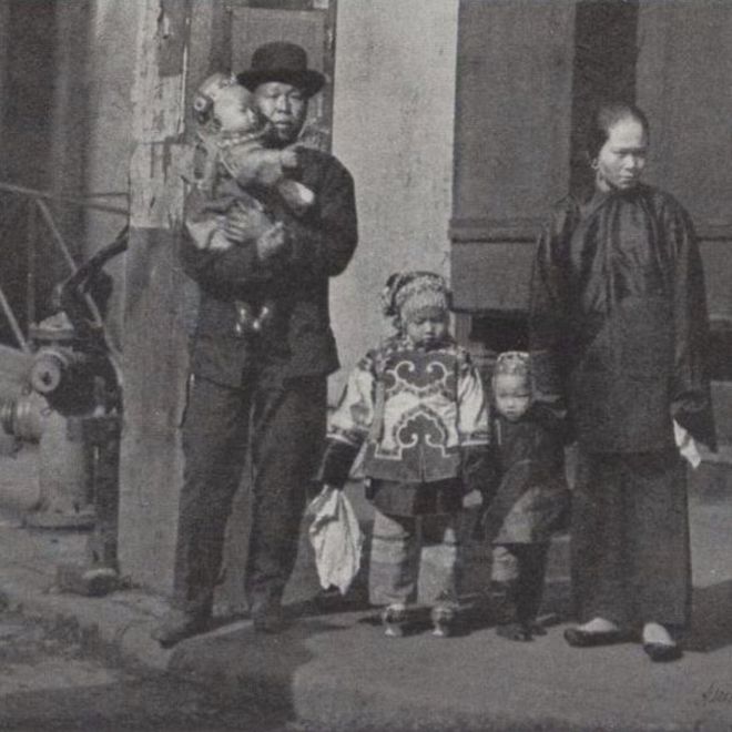 El fotógrafo Arnold Genthe retrató la vida en Chinatown, el vecindario chino, en Nueva York en 1908. Varias de sus fotos ilustran este artículo. ARNOLD GENTHE, OPEN COLLECTIONS, HARVARD LIBRARY