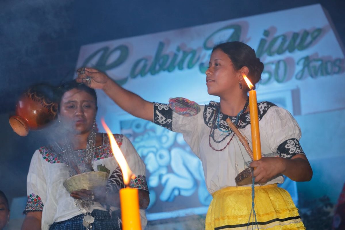 Cada una de las candidatas se hacen presente llenas de deseos de representar bien a su municipio, dar a conocer sus costumbres y brindar el signigicado de sus trajes