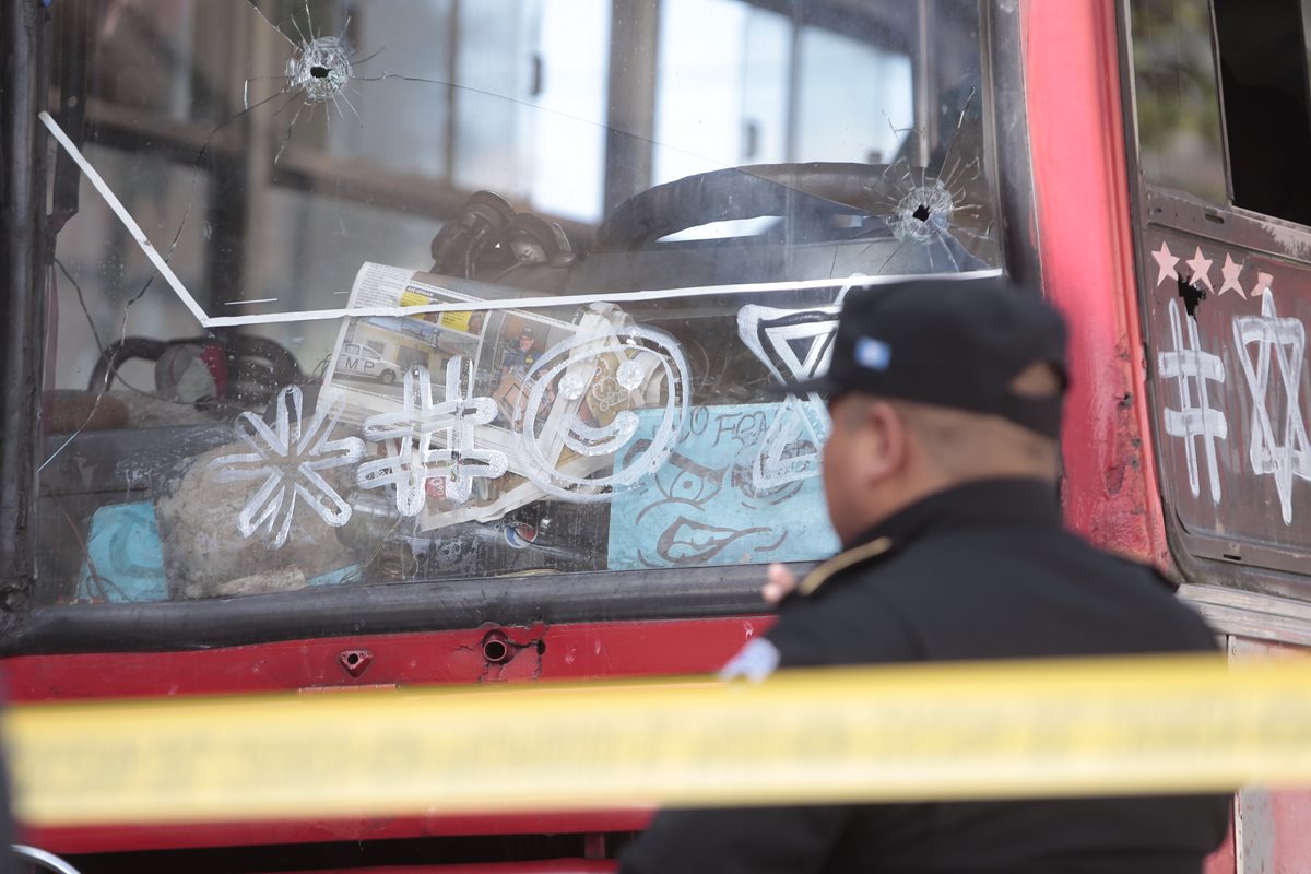 Los ataques a pilotos del transporte urbano han sido constantes este año.(Foto Prensa Libre: Hemeroteca PL)