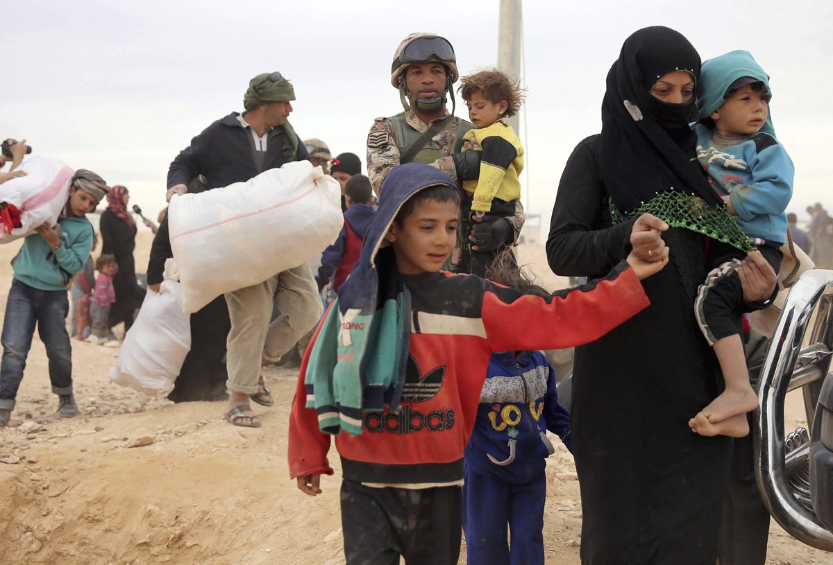 Refugiados sirios llegan a un campamento en el paso fronterizo de Al-Hadalat, cerca de Royashed, Jordania. (Foto Prensa Libre: EFE).