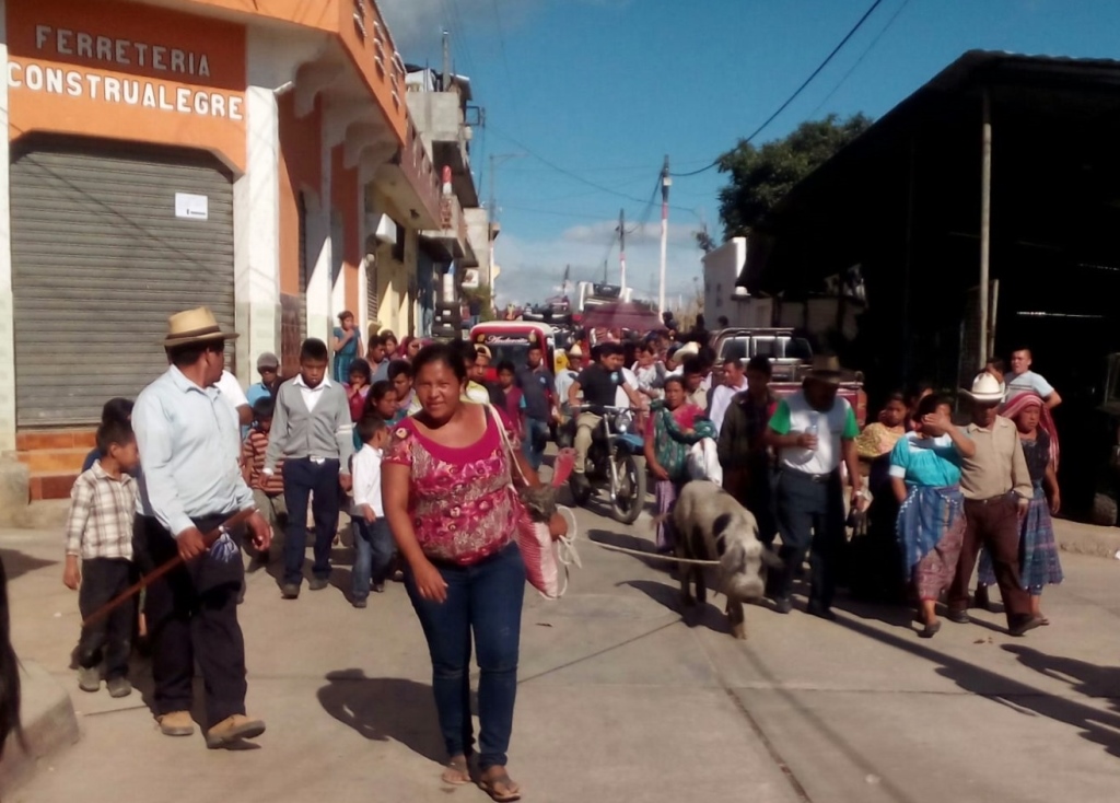 Autoridades indígenas entregan a las autoridades a presunta ladrona de animales domésticos, en Uspantán, Quiché. (Foto Prensa Libre: Óscar Figueroa)