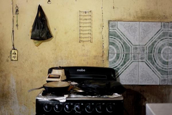 Las explosiones para la instalación del proyecto provocaron grietas en las viviendas de los pobladores de Santa Úrsula. (Foto Prensa Libre: AP).