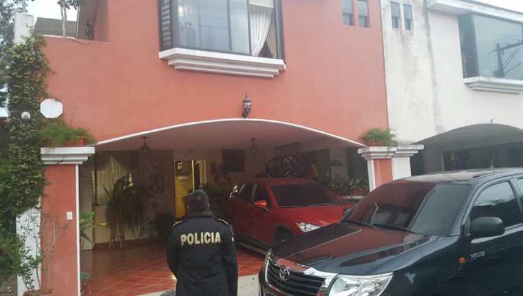 Fuerzas de seguridad resguardan viviendas durante allanamientos en la capital, en busca de indicios por fuga de la Patrona. (Foto Prensa Libre: PNC)