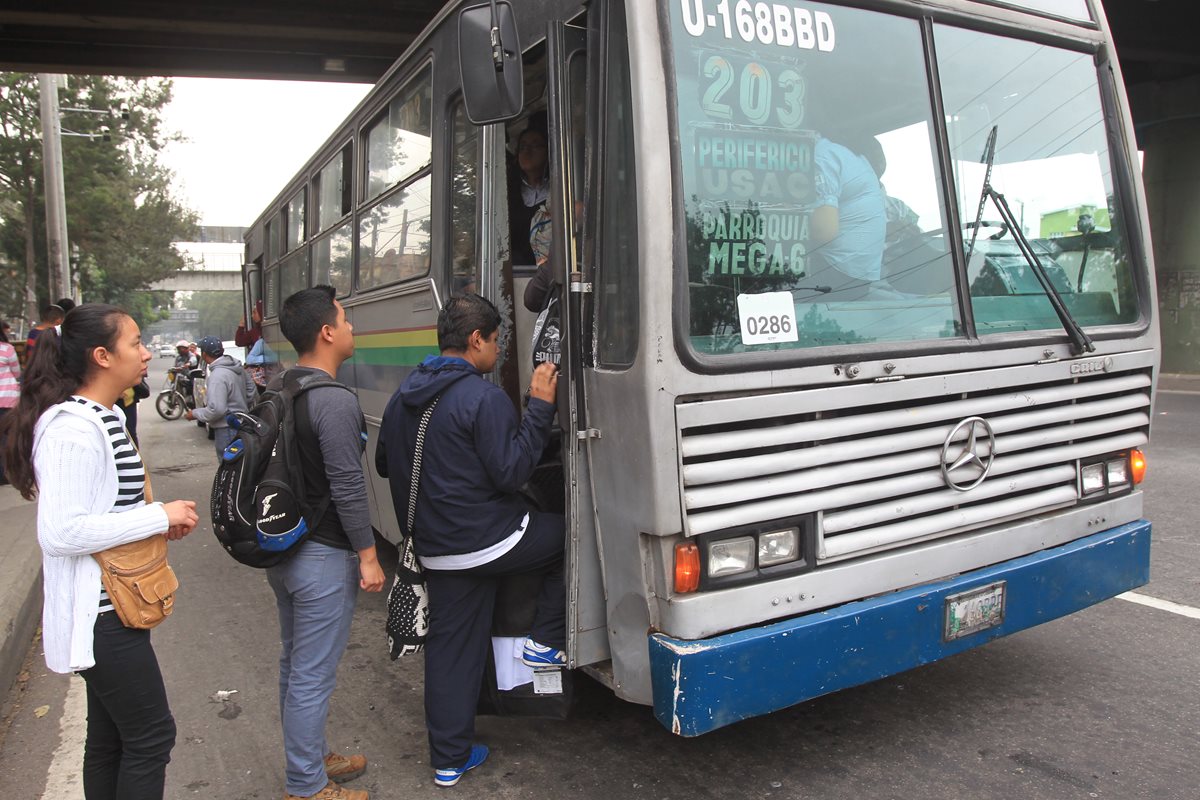 Decenas de usuarios efectúan largas filas para ingresar al autobús de la ruta 203 en el anillo Periférico, zona 7.