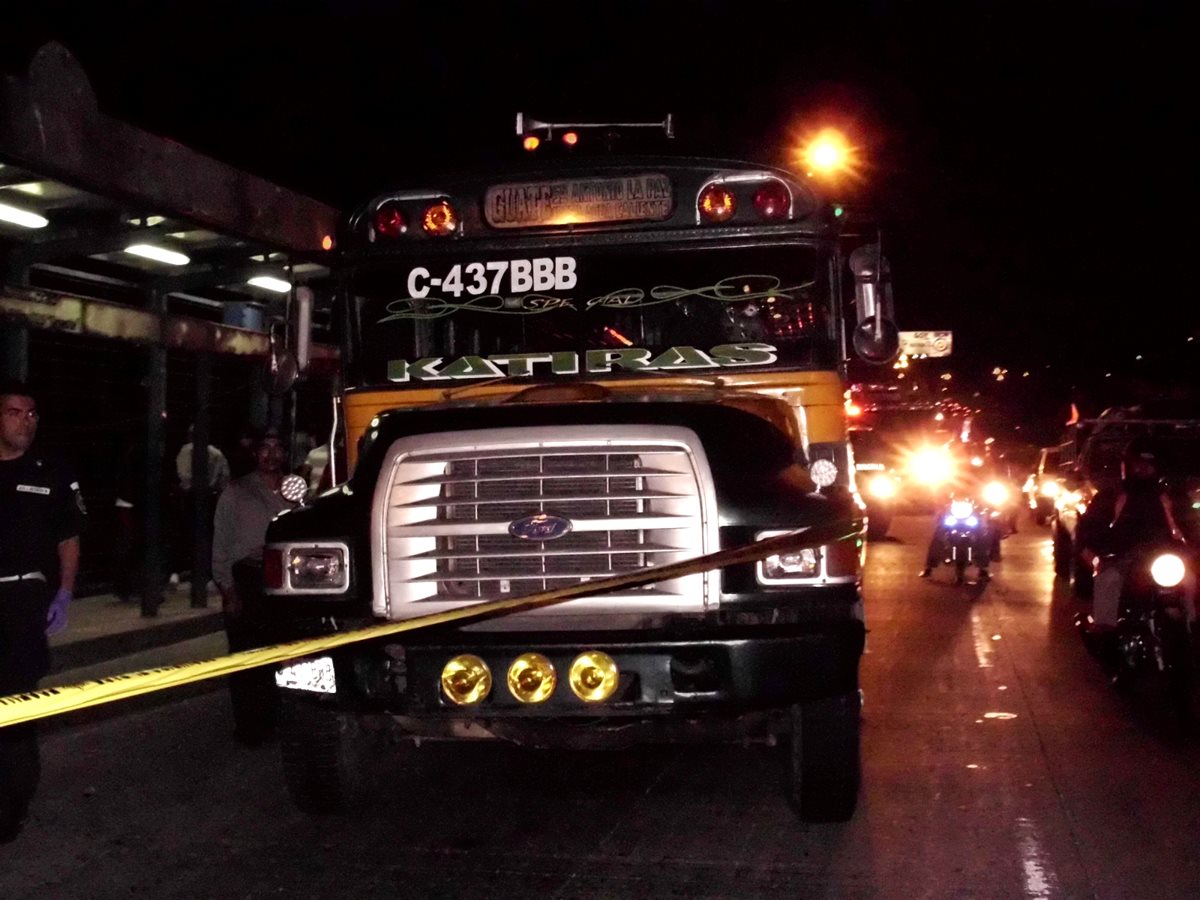 El bus fue atacado en el kilómetro 14 ruta hacia Palencia. (Foto Prensa Libre: Héctor Contreras)