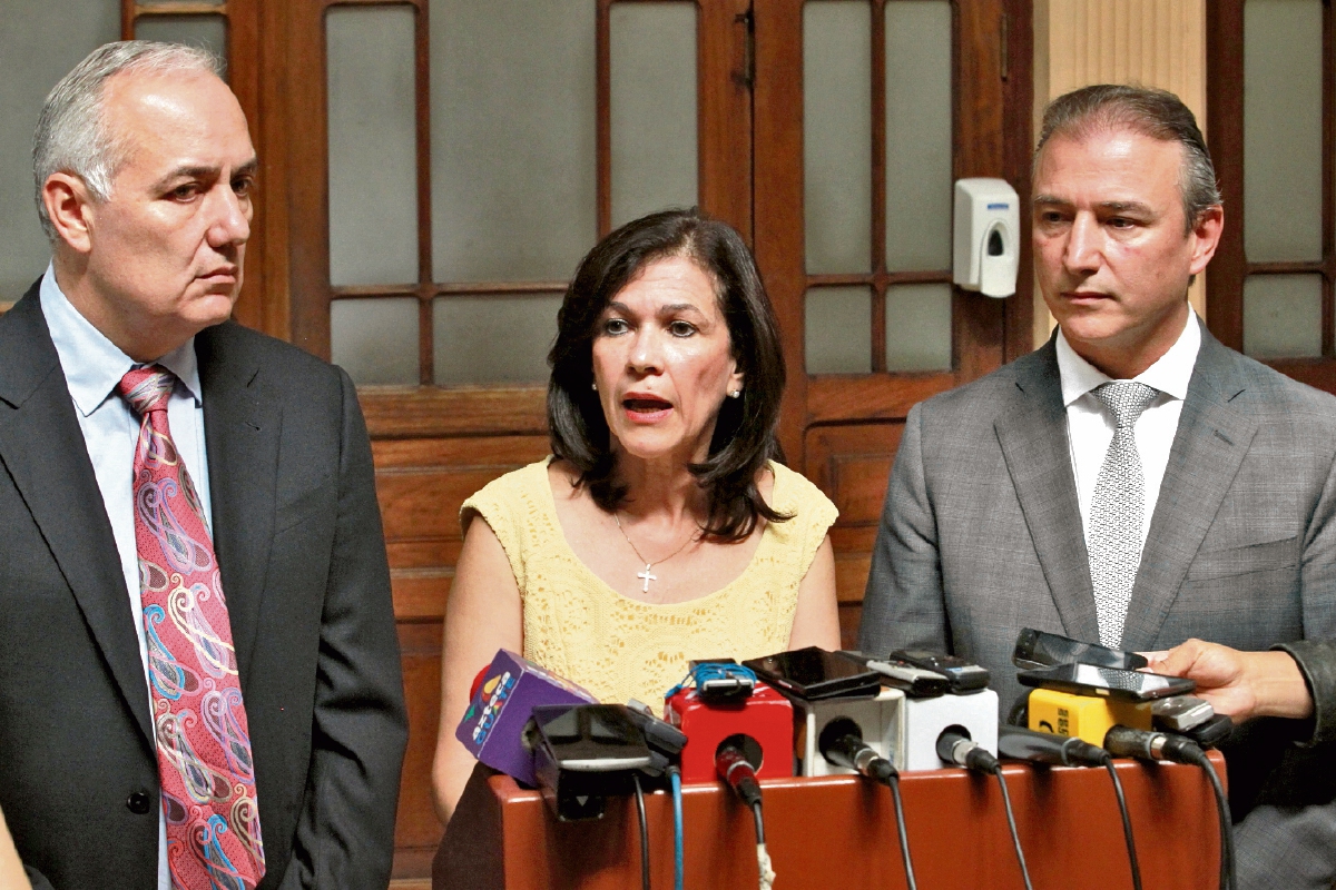Juan Carlos PaIz, Cynthia del Águila y Sergio de la Torre ofrecieron ayer una conferencia de prensa, en la cual exponen las razones que motivaron su renuncia a los cargos en Gabinete. (Foto: Prensa Libre)