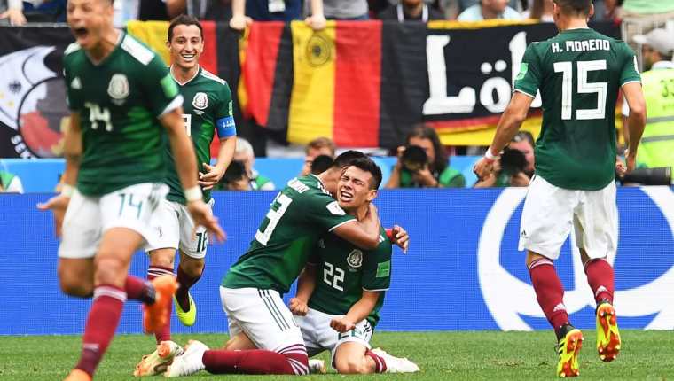Hirving 'el Chucky' Lozano festeja después de anotar el gol del triunfo para México sobre Alemania. (Foto Prensa Libre: EFE)