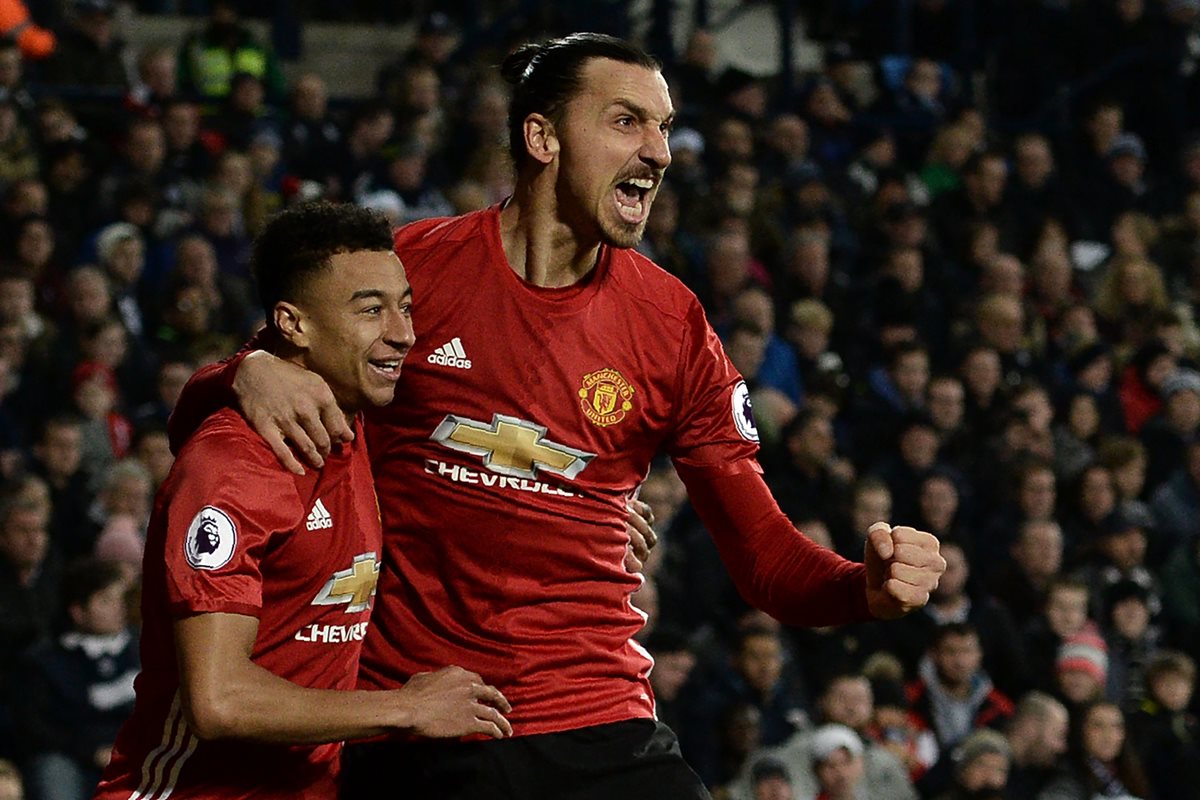 Zlatan Ibrahimovic festeja junto a Jesse Lingard una de sus anotaciones. (Foto Prensa Libre: AFP)
