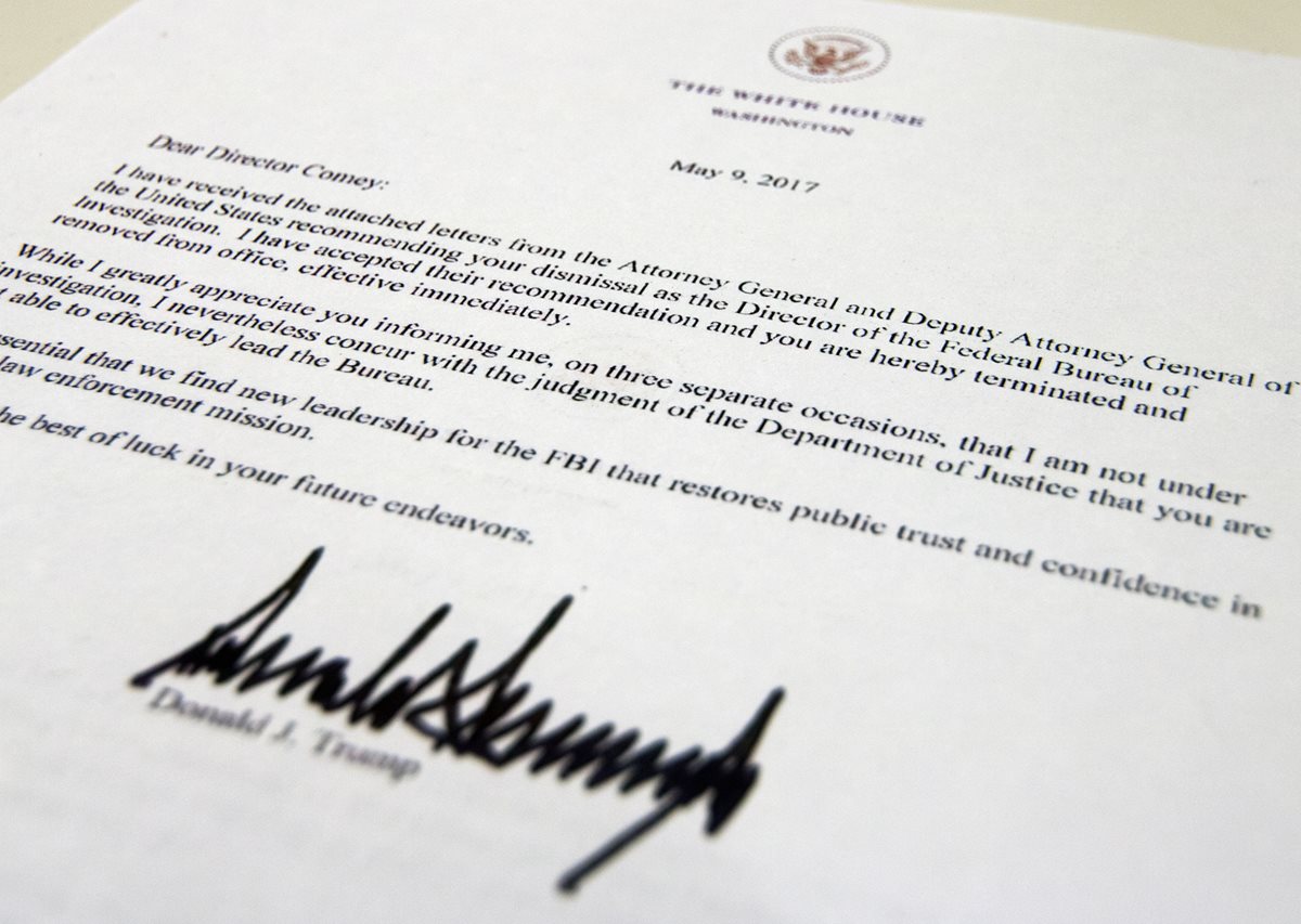 Copia de la carta de Trump enviada a James Comey este martes 9 de mayo. Foto Prensa Libre: EFE.