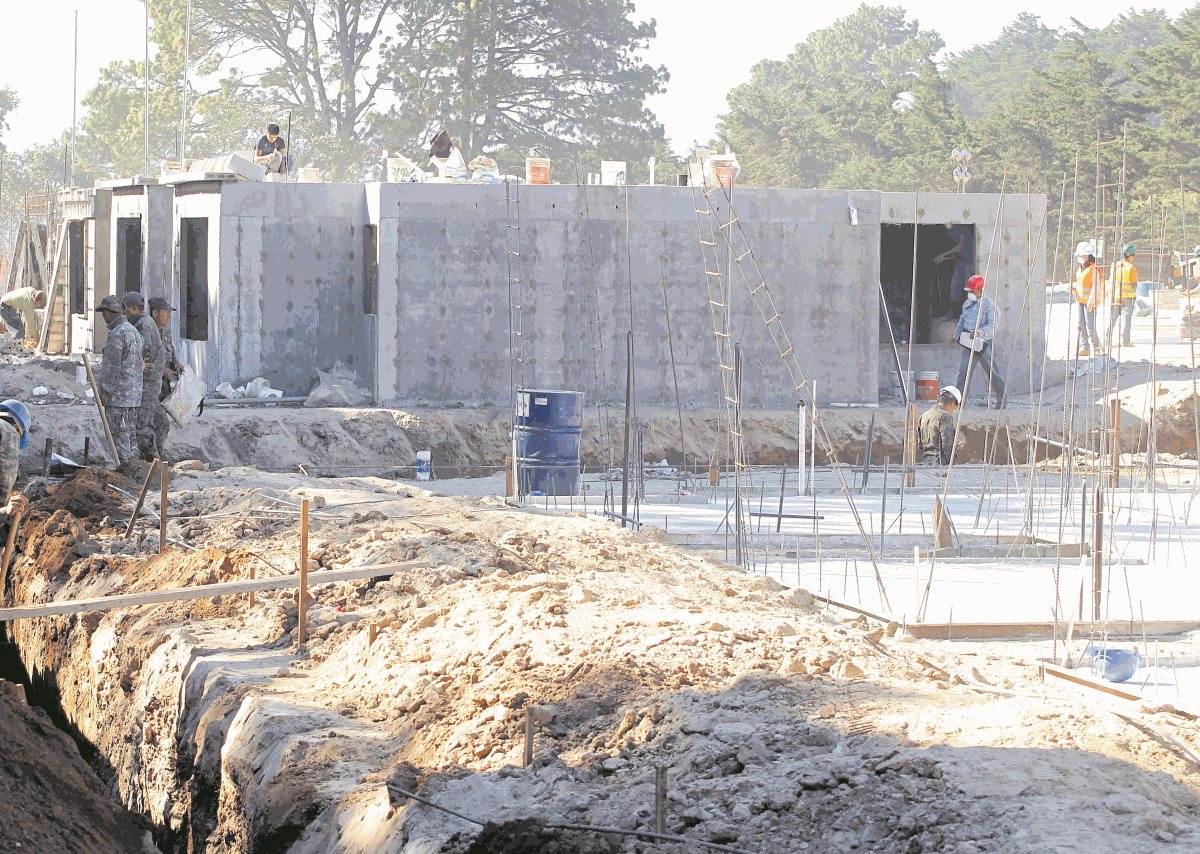 Construcción del proyecto de vivienda, Mi Querida Familia, para afectados de El Cambray 2. (Foto Prensa Libre: Hemeroteca PL) 