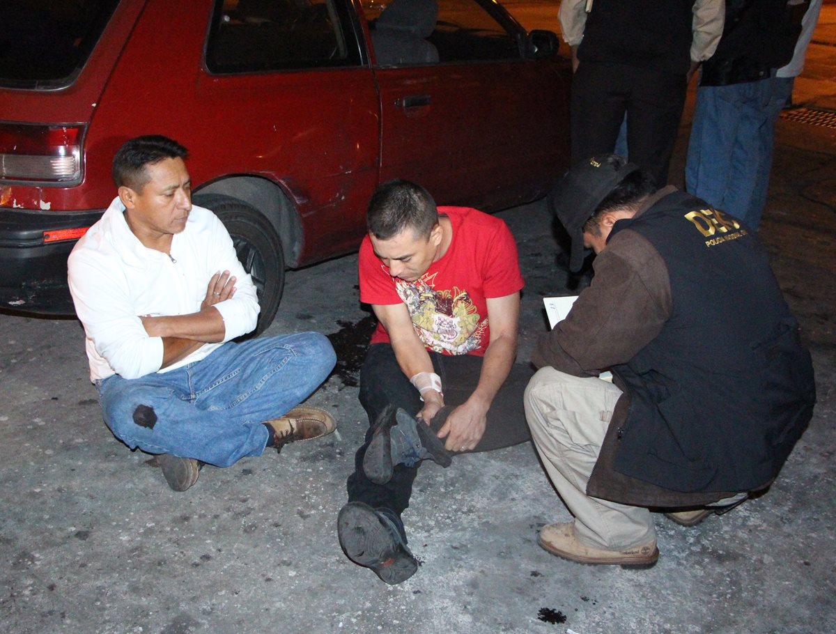 Cuatro policías de la División de Protección a Personalidades y Seguridad fueron capturados luego de un enfrentamiento armado en la zona 1. (Foto Prensa Libre: PNC