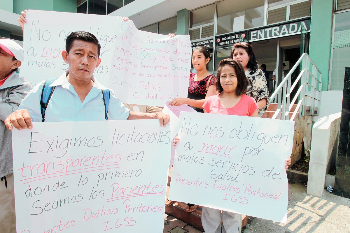 Pacientes renales protestan frente a las Oficinas del  IGSS por el mal servicio de la empresa Farmacéutica PISA. (Foto Prensa Libre: Hemeroteca PL9.