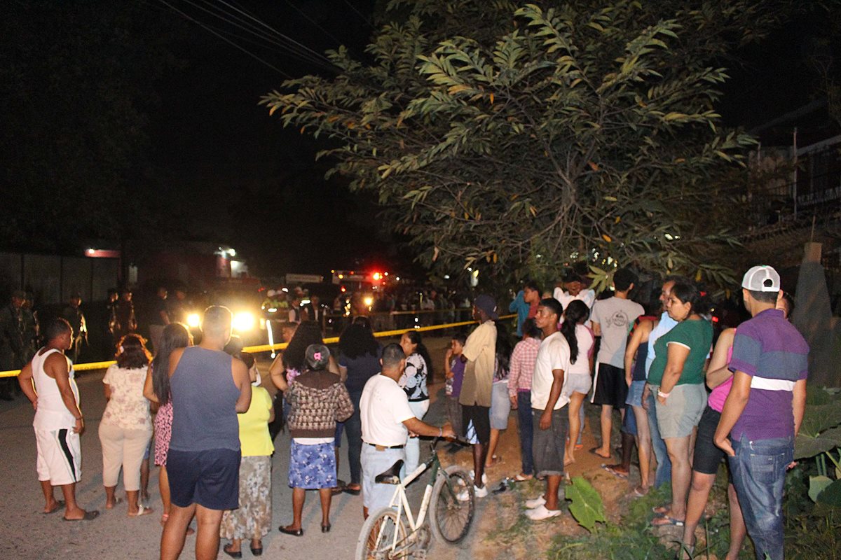 Agentes de la PNC resguardan lugar donde un hombre murió a balazos, en Puerto Barrios, Izabal. (Foto Prensa Libre: Dony Stewart)