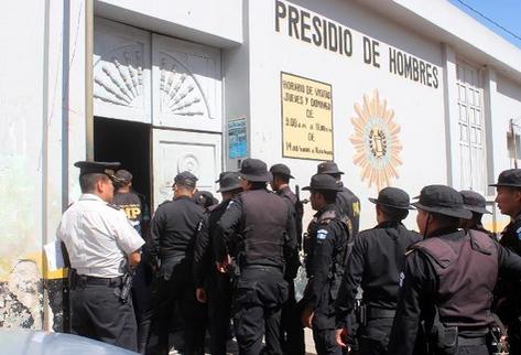 Un operativo policial se desplegó en varios puntos de Jalapa luego de la fugsa de treso reos de la prisión policial. (Foto Prensa Libre: Hugo Oliva)