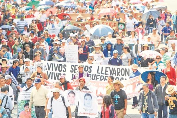 Decenas de protestas se han efectuado en México exigiendo la devolución de los 43 estudiantes desaparecidos en Ayotzinapa. (Foto Prensa Libre: AFP).