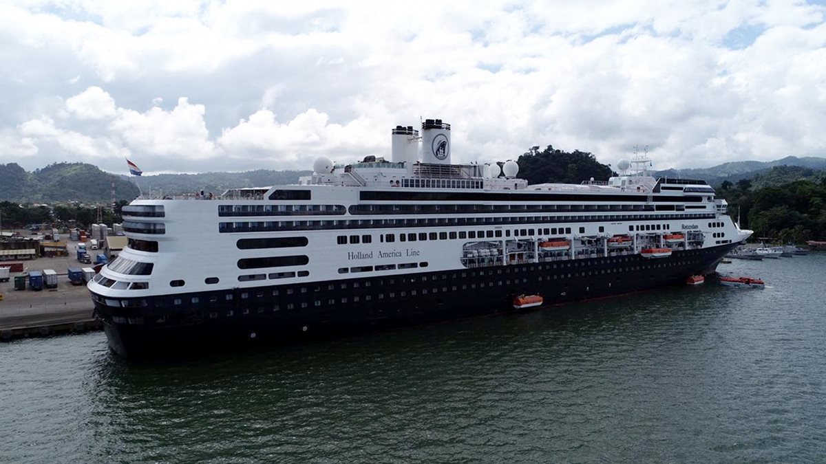 El buque MS Roterdam de la linea Holland America Line arribará en 13 ocasiones a Guatemala durante la temporada de cruceros 2018-2019. (Foto, Prensa Libre: Dony Stewart).