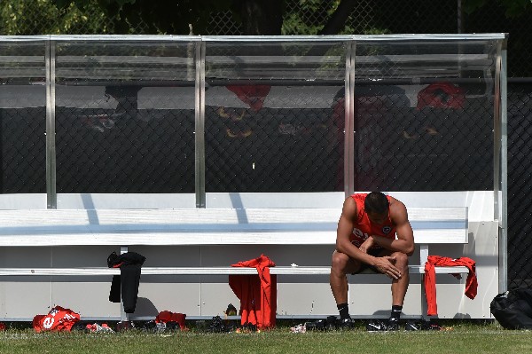 El delantero chileno, Alexis Sánchez hizo trabajo aparte por precaución. (Foto Prensa Libre: AFP)