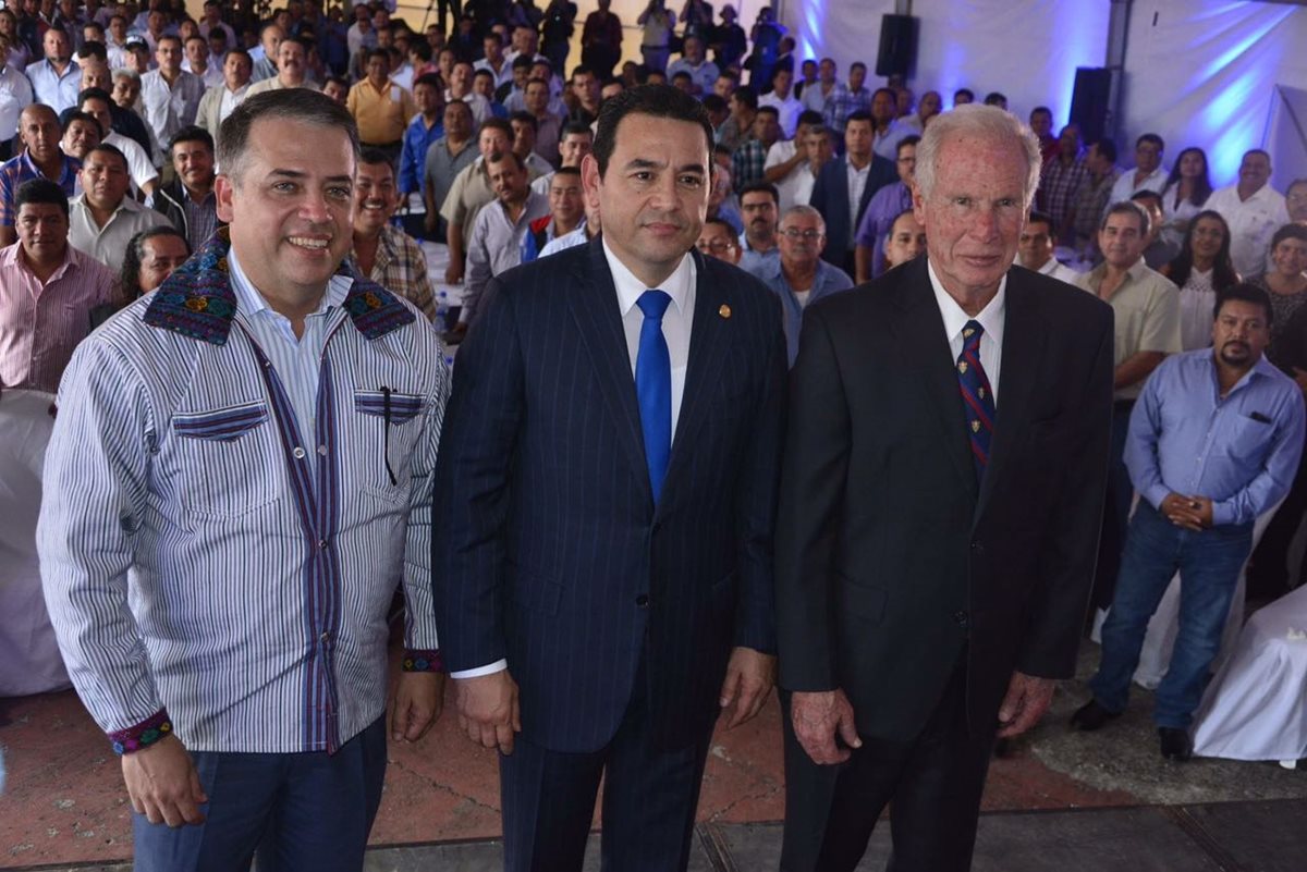 Presidente de la Anam, Edwin Escobar, junto a Jimmy Morales y el alcalde Álvaro Arzú. (Foto Prensa Libre:SCSPR)
