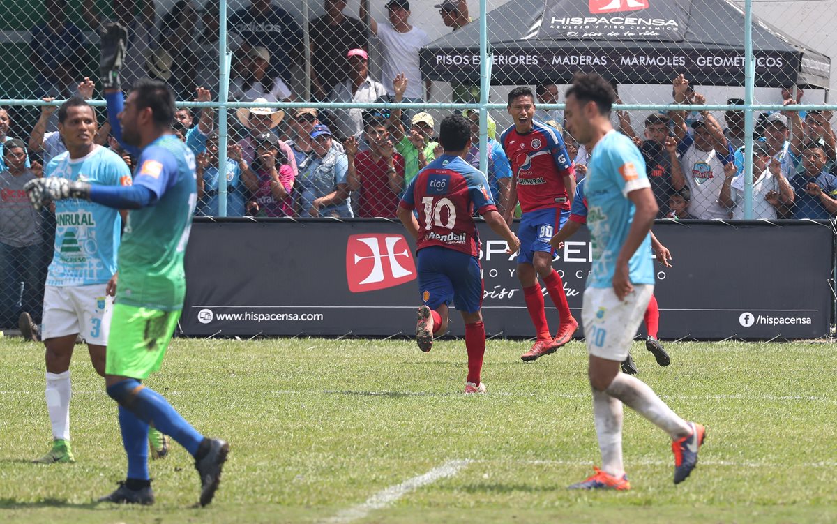 Jorge Mario Ortiz fue el héroe de Xelajú al marcar contra Sanarate. (Foto Prensa Libre: Francisco Sánchez).