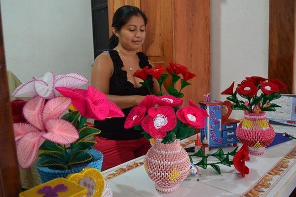 Loyda Vicente elabora un arreglo de flores artificiales en Nuevo San Carlos. (Foto Prensa Libre: Jorge Tizol)