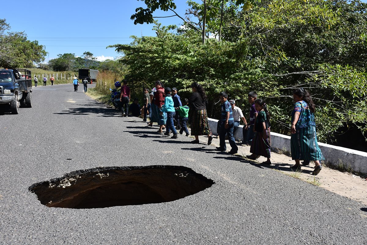 Automóviles, motos y peatones podrán circulan con precaución por esa ruta. (Foto Prensa Libre: Mario Morales)