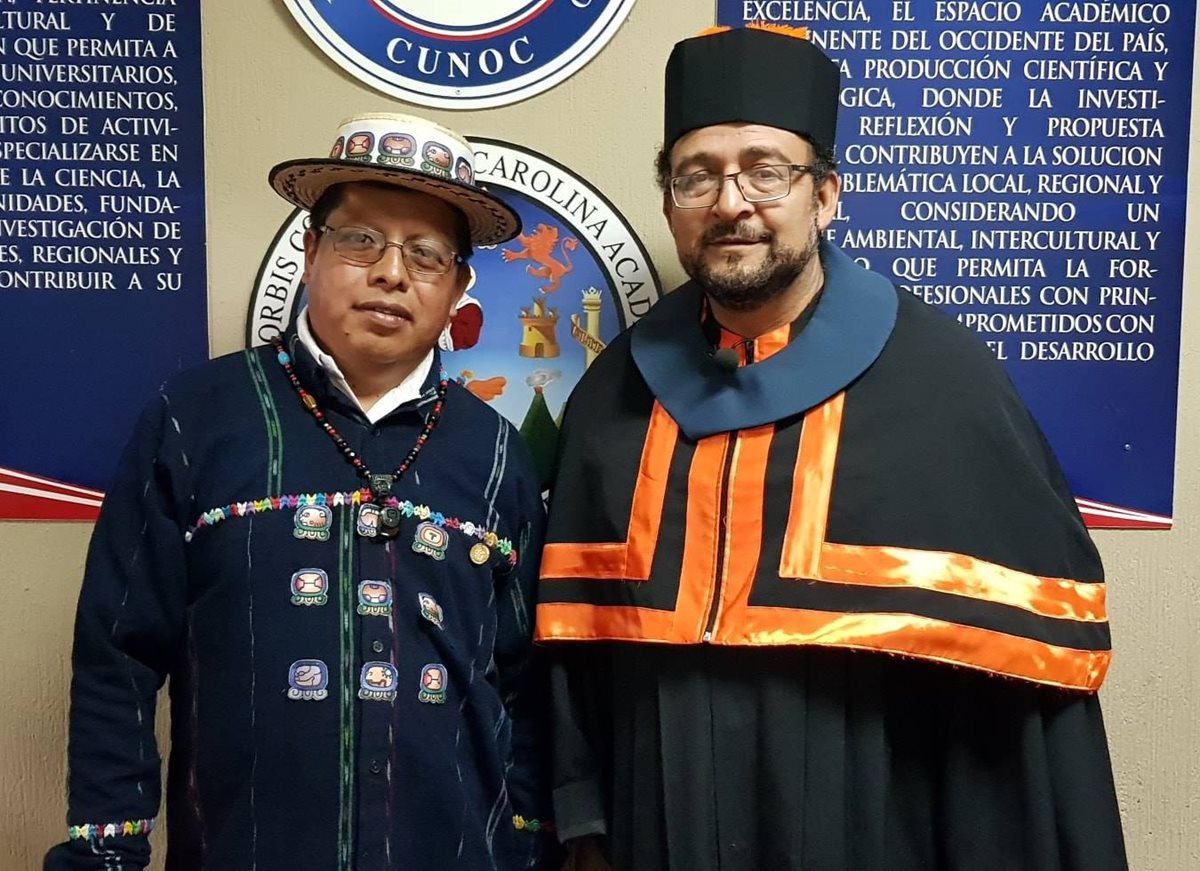 Guadalupe Pos Sacalxot utilizó su indumentaria maya para graduarse de máster en Antropología Social. (Foto: Prensa Libre)