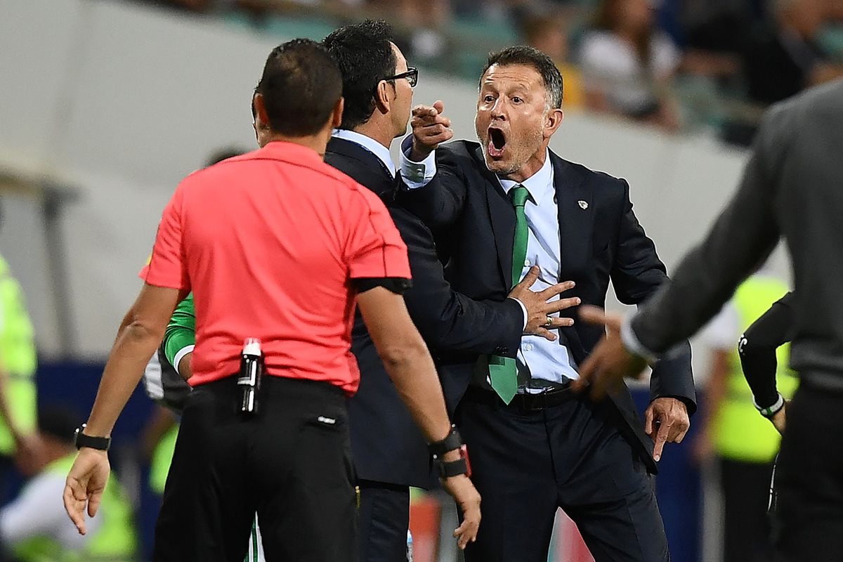 Juan Carlos Osorio, técnico de México reclama airadamente a los árbitros.