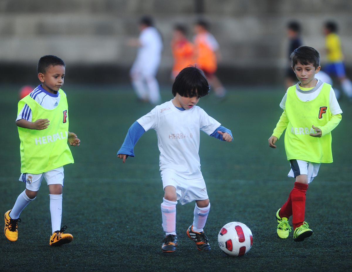 La escuela de futbol de Futeca, que cuenta con ocho centros de entrenamiento, desde hace 28 años inició su labor en la enseñanza de niños y jóvenes (Foto Prensa Libre: Edwin Fajardo)