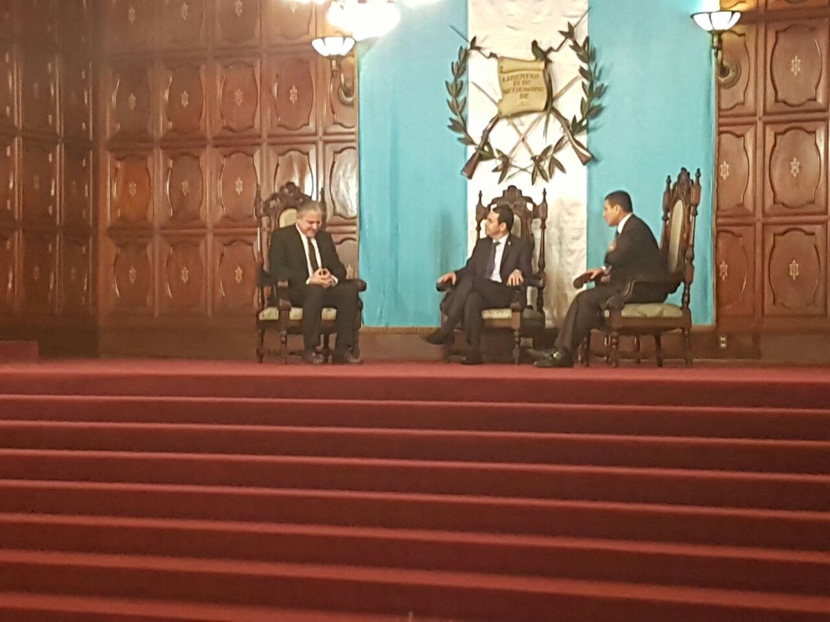 El embajador de la Unión Europea en Guatemala, Stefano Gatto, conversa con el presidente, Jimmy Morales y el canciller, Raúl Morales. (Foto Prensa Libre: Carlos Álvarez)