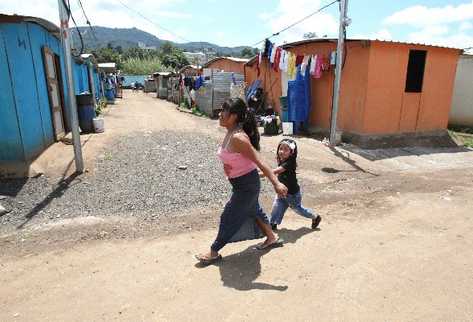 a causa de una grieta en el   cerro Alux,   vecinos viven en un albergue.