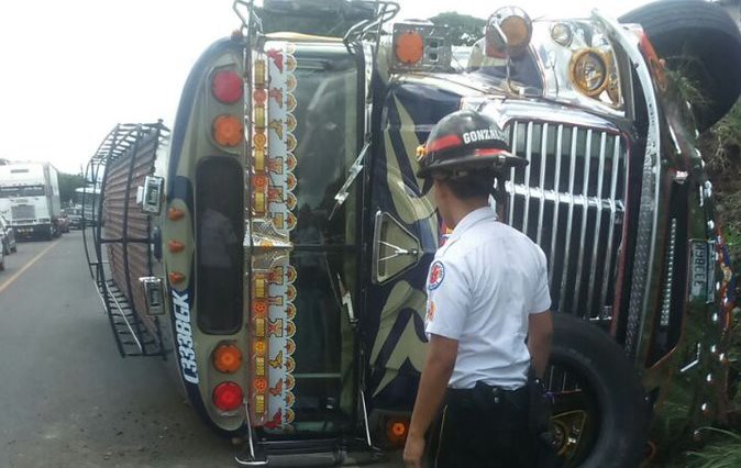 Socorristas atienen a pasajeros de un autobús accidentado en el km 52 de la ruta a El Salvador. (Foto Prensa Libre: Bomberos Voluntarios)