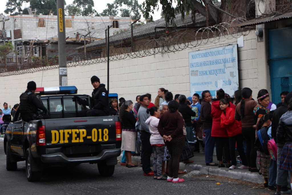 El plan Escuelas Seguras buscaba garantizar que los planteles públicos no fueran asediados por delincuentes. (Foto Prensa Libre: Hemeroteca PL)
