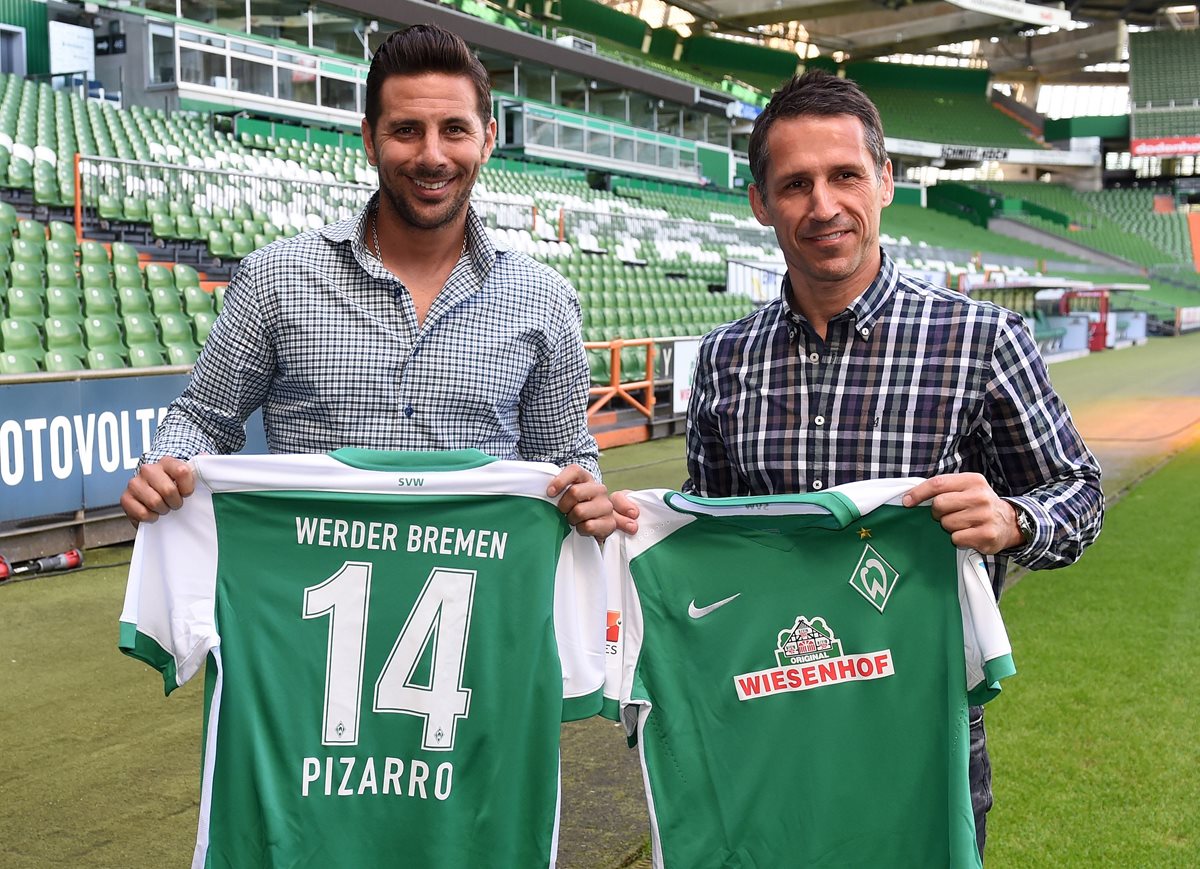 Thomas Eichin acompaña a Claudio Pizarro en su presentación como nuevo jugador del Werder Bremen. (Foto Prensa Libre: AFP)