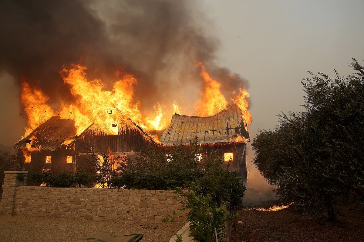El fuego consume un granero en una granja en Glen Ellen, California.(Foto Prensa Libre:AFP).