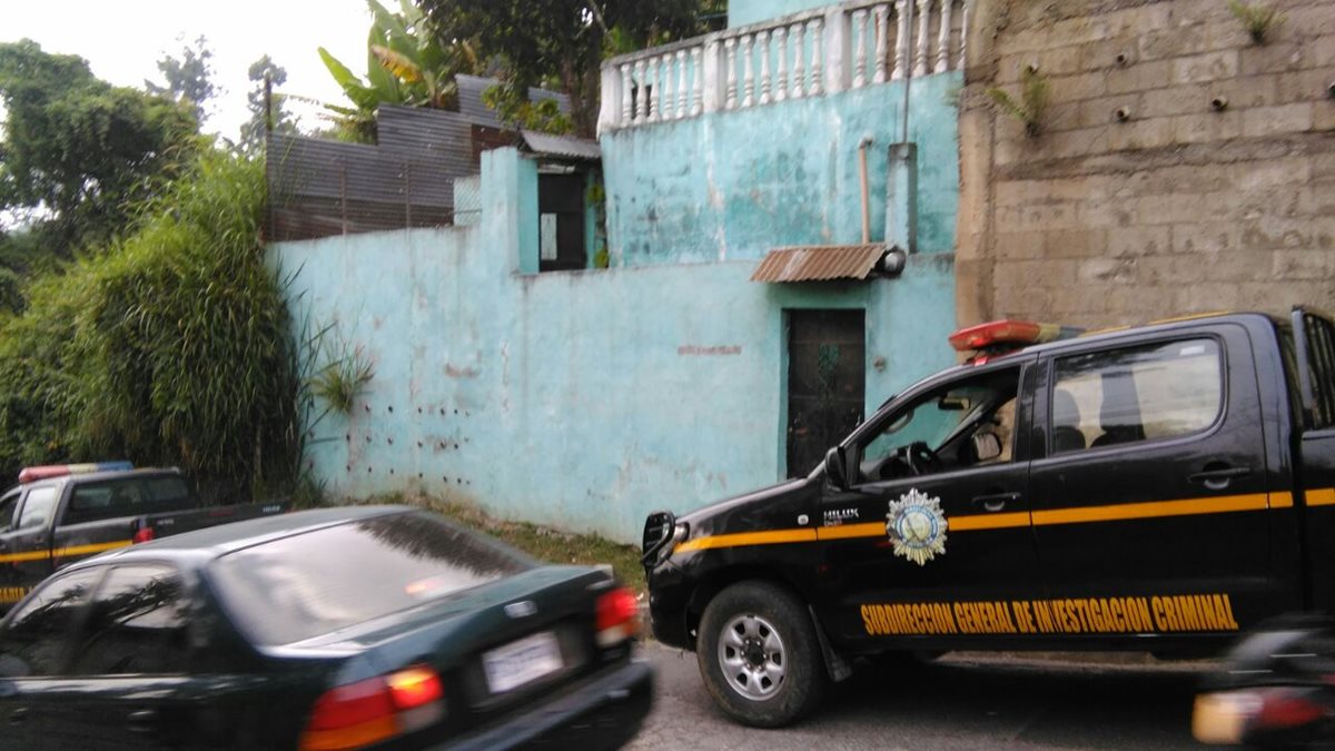 La Policía Nacional Civil allana inmuebles en busca de evidencia que incrimine a la mara Salvatrucha. (Foto Prensa Libre: Estuardo Paredes)