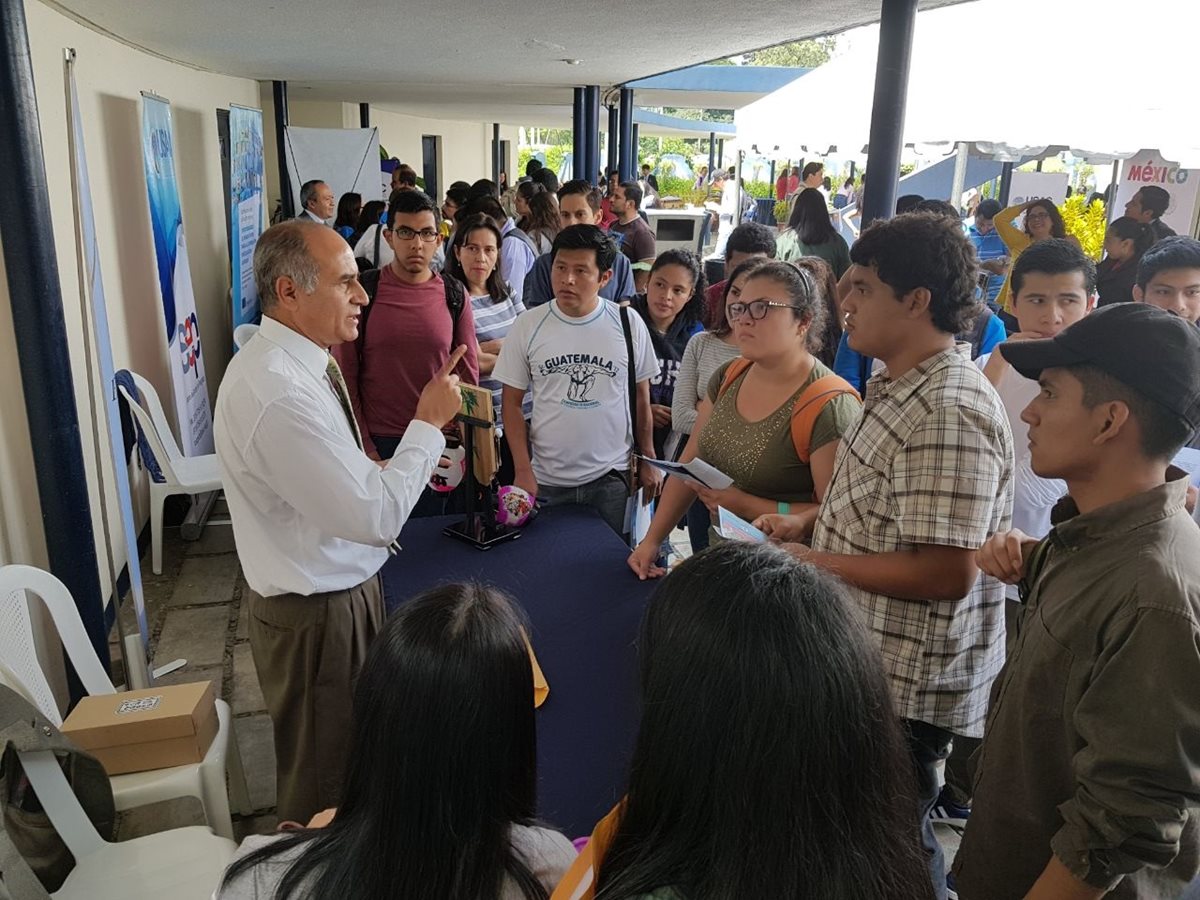 Estudiantes solicitan información de las diferentes becas que ofrece la Feria de Becas de la Usac. (Foto Prensa Libre: Cortesía)