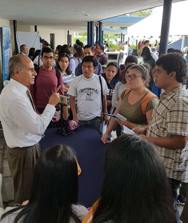 Estudiantes solicitan información de las diferentes becas que ofrece la Feria de Becas de la Usac. (Foto Prensa Libre: Cortesía)