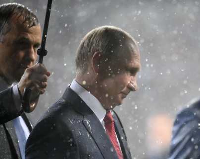 Tres presidentes y un paraguas; la imagen más comentada de la final del Mundial 2018 